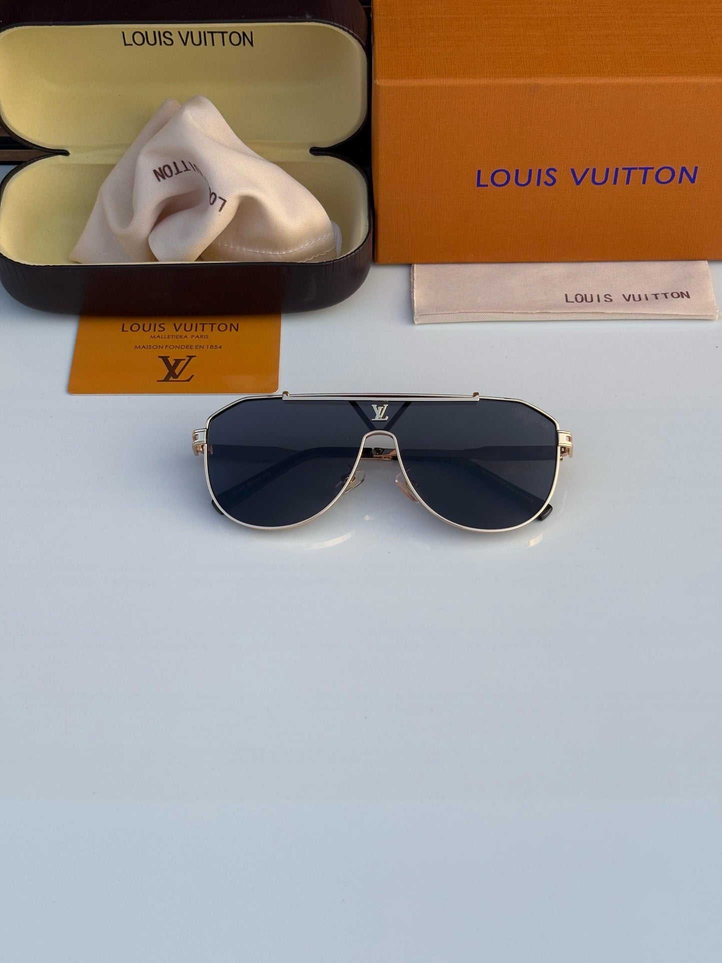 LOUISS VUITTONN 22295 GOLDEN BLACK