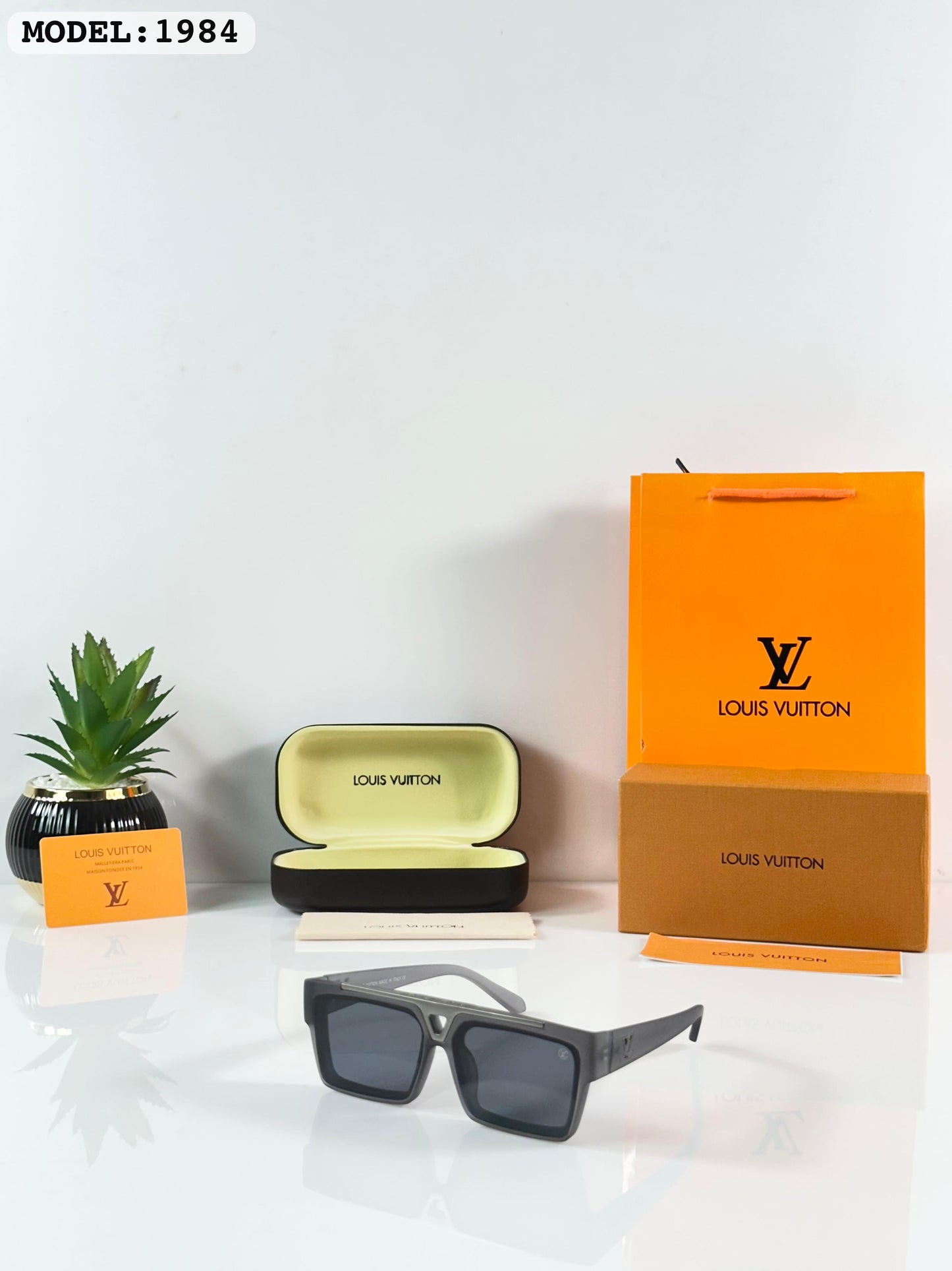 Louiis Vuiiton 1984 Grey