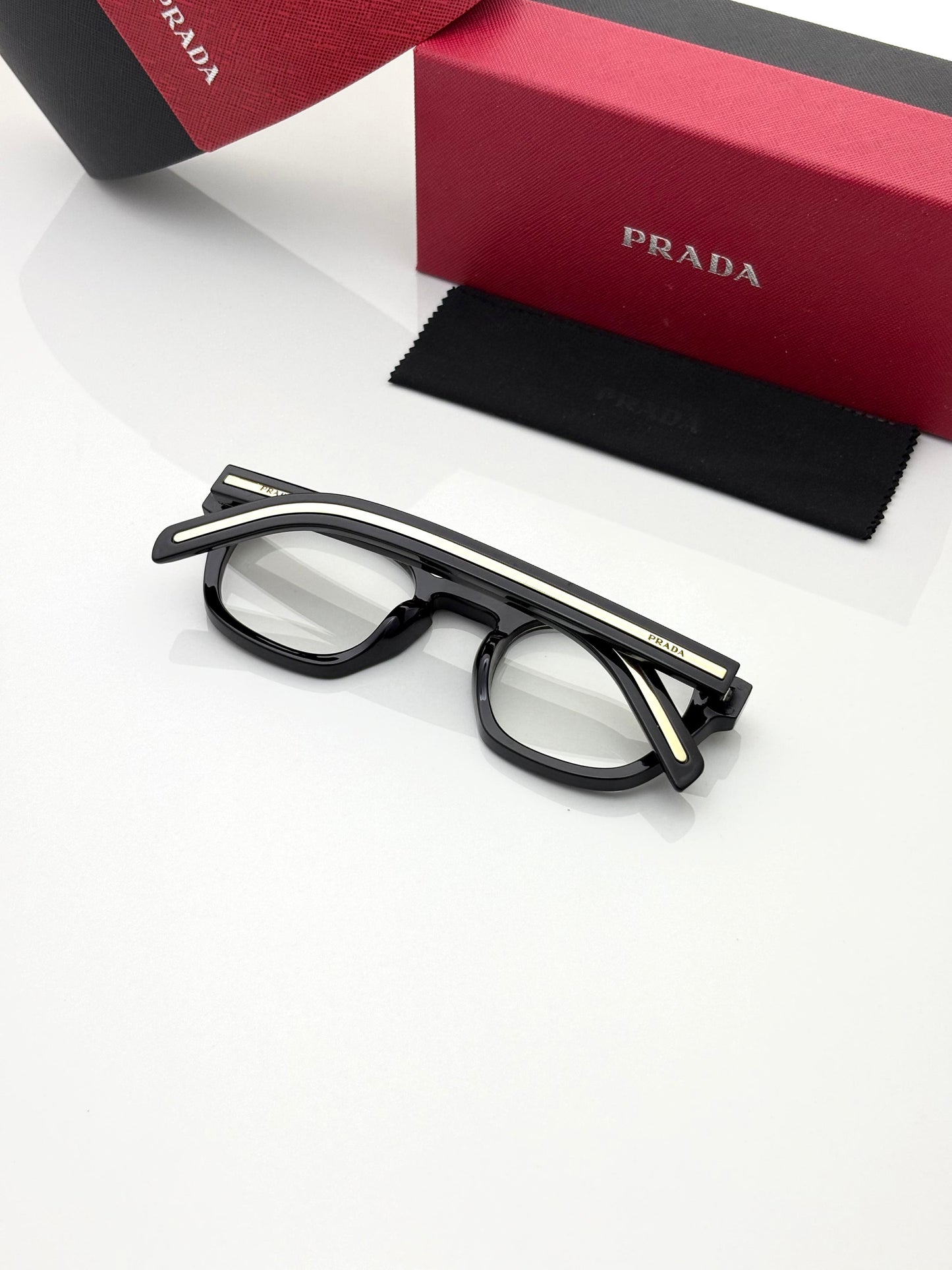 Pradaa 16 Black Frame