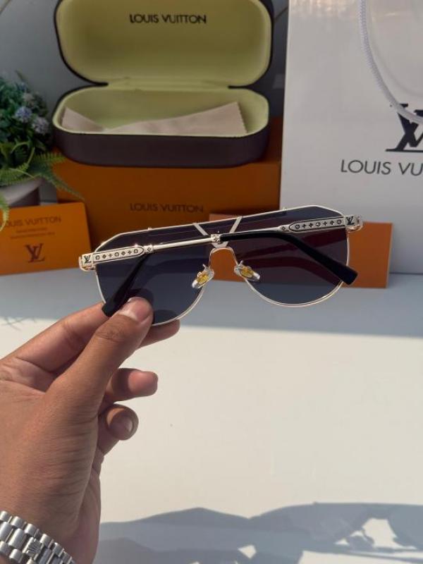 Louis Vuiiton 22295 Gold/Black Metal